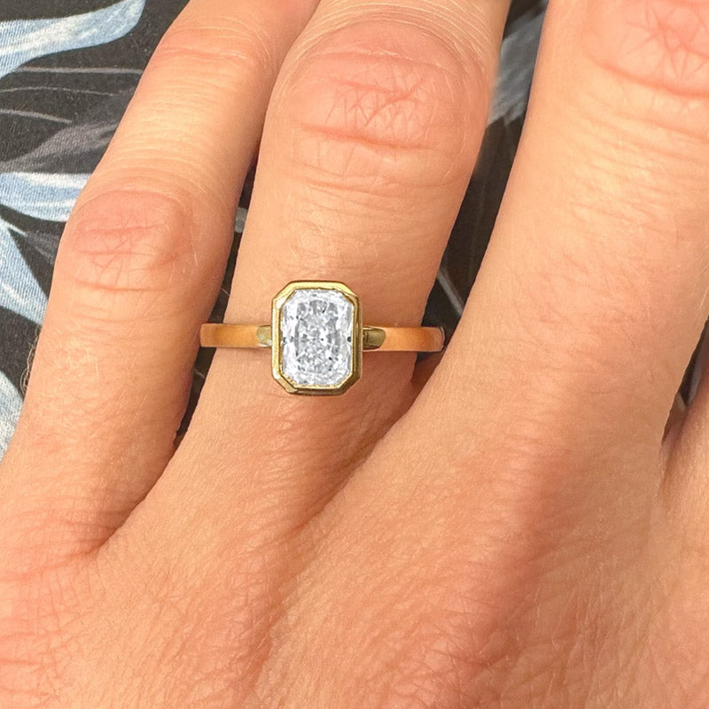 Bague de fiançailles Elise diamant de laboratoire de taille radiant serti clos or jaune SR-2578