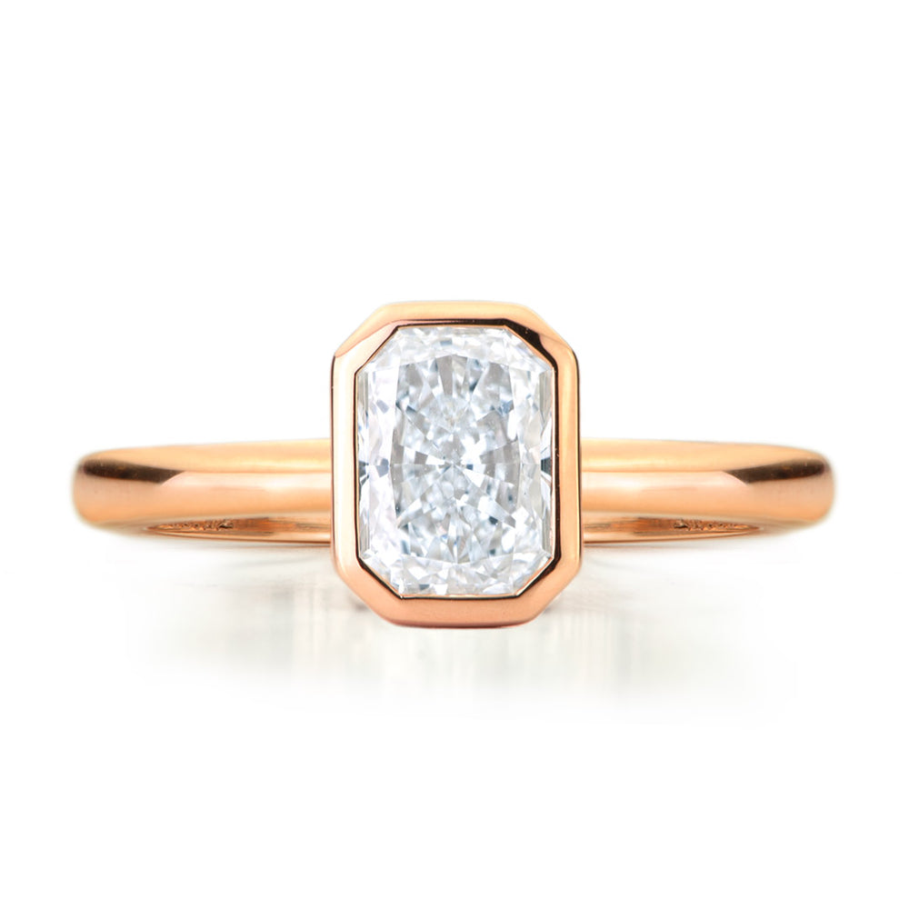 
                  
                    Bague de fiançailles Elise diamant de laboratoire de taille radiant serti clos or rose SR-2578
                  
                