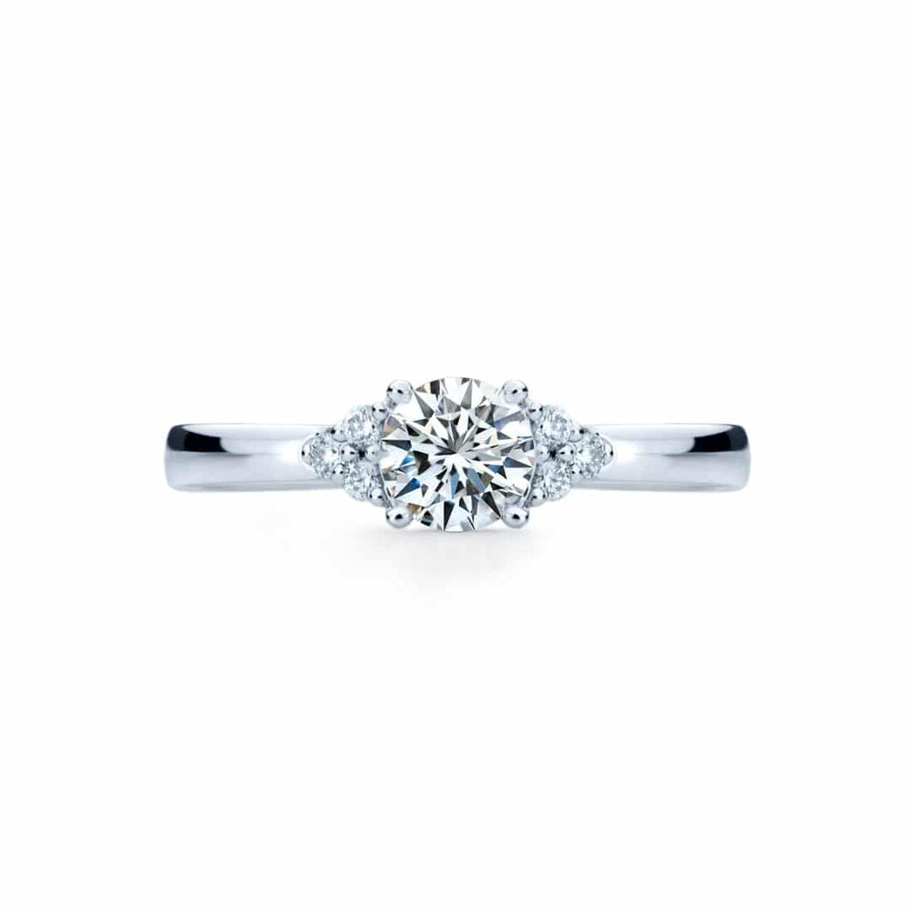 
                  
                    Bague de fiançailles Angélique à diamant solitaire rond or blanc
                  
                