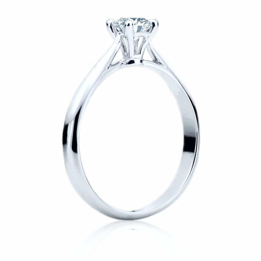
                  
                    Bague de fiançailles solitaire Éliane à diamant rond brillant
                  
                