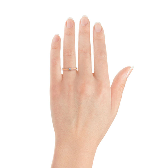 Bague de fiançailles Heidi en or rose 18Kt avec diamant taille princesse avec contour
