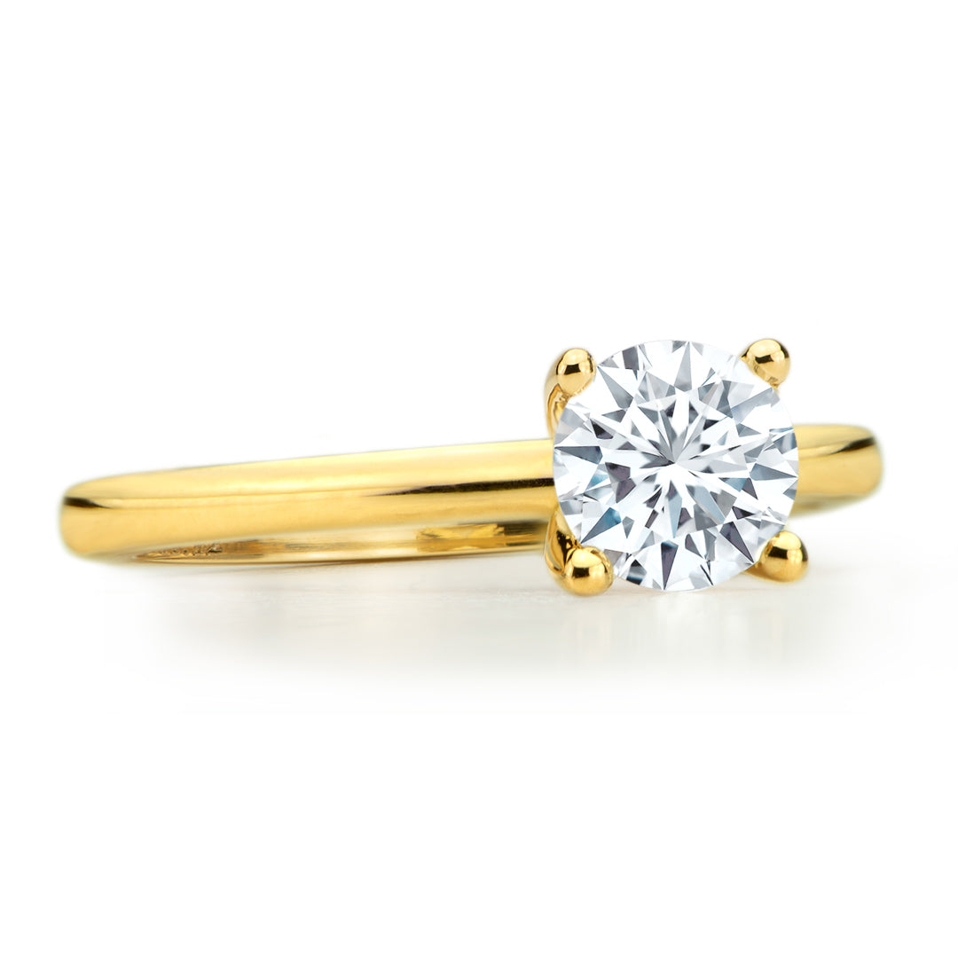 Bague de fiançailles Évangéline en or jaune 18 carats à diamant solitaire ornée d'un diamant de laboratoire de taille rond